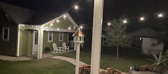 Walking distance to Downtown Beaufort, NC. Short drive to several beaches.