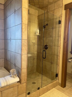 Baignoire, baignoire à remous, séchoir à cheveux, serviettes fournies