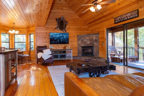 Mountain Forest Cabin w/ Therapeutic SPA Jacuzzi/Pool table/Gameroom Lic #033262