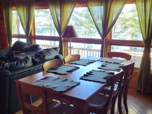 Smart-TV, peis, DVD-spiller og bøker