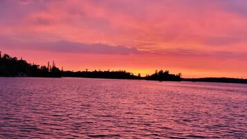Una spiaggia nelle vicinanze, lettini da mare, teli da spiaggia