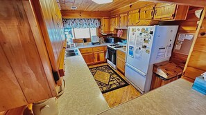 Kjøleskap, mikrobølgeovn, ovn og kokeplater