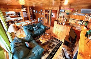 Smart TV, fireplace, DVD player, books - Wolfe’s Den Lake Vermilion Cabin: Lakefront, Dock, AC & Firepit (Cook)
