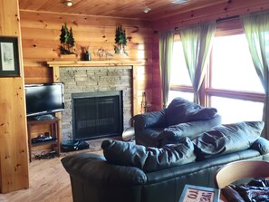 Smart-TV, peis, DVD-spiller og bøker