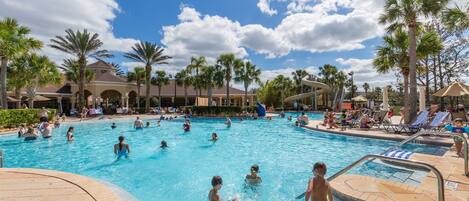 Utomhuspool och uppvärmd pool