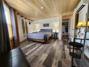 2 bedrooms, desk, iron/ironing board, bed sheets - Yurt on the Clark Fork River (Superior)