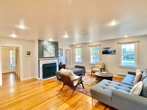 Smart TV, fireplace, DVD player, table tennis