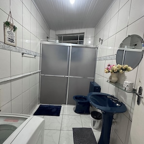 Shower, toilet paper - Apartment in the heart's corner of the historic center (aparecida sp)