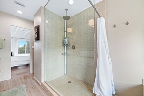 Douche, baignoire Ă jets, sĂšche-cheveux, serviettes fournies