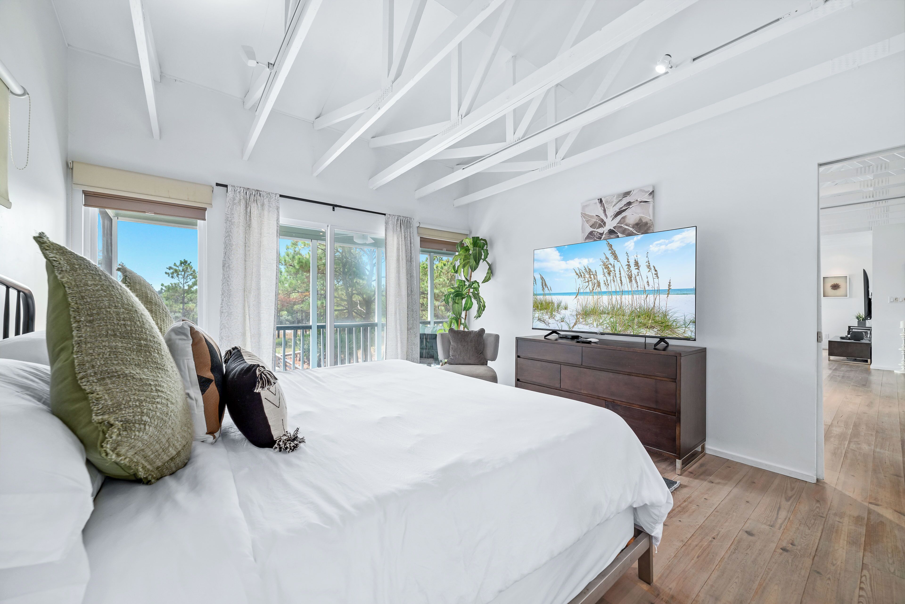 3 habitaciones, escritorio y tabla de planchar con plancha 