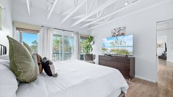 3 habitaciones, escritorio y tabla de planchar con plancha