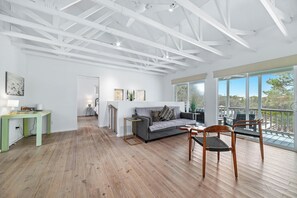 Fernseher, DVD-Player, Bücher, Arbeitsbereiche