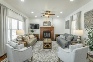 Smart TV, chimenea, tenis de mesa y oficina 