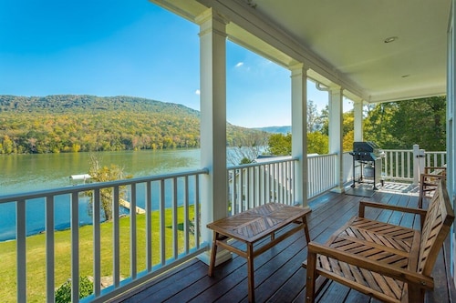 Gorgeous Large Main Home ON the TN River!