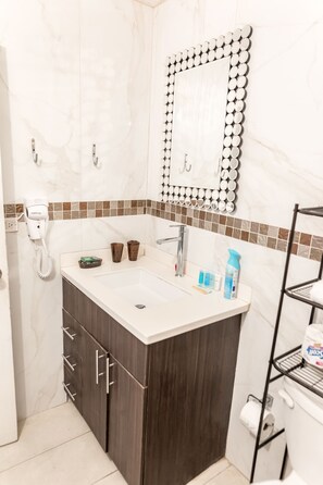 淋浴設備、風筒、提供毛巾、番梘