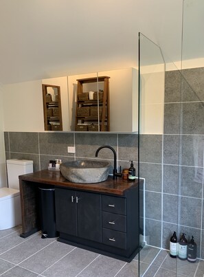 Bathtub, hair dryer, soap, toilet paper - Stunning views and total privacy. Summer pool and winter fire. (Uki)