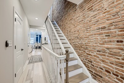 BALTIMORE ROWHOUSE CLOSE TO WATER KING BED PARKING