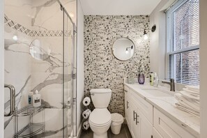 Ensemble douche/baignoire, sèche-cheveux, serviettes fournies, shampoing