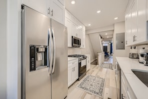 Een koelkast, een magnetron, een oven, een kookplaat