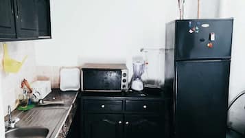 Fridge, stovetop, coffee/tea maker
