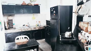 Fridge, stovetop, coffee/tea maker