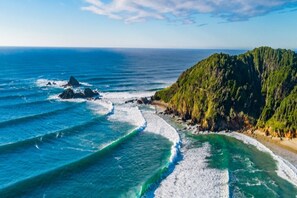Beach nearby, sun-loungers, beach towels