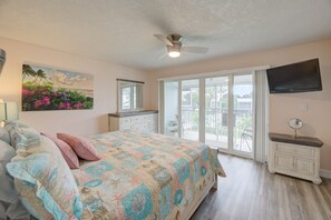 5 bedrooms, desk, iron/ironing board, travel cot - 3bed vacation ocean side townhome  2pools,marina,lagoon,golf cart,bikes,kayaks (Key Largo)