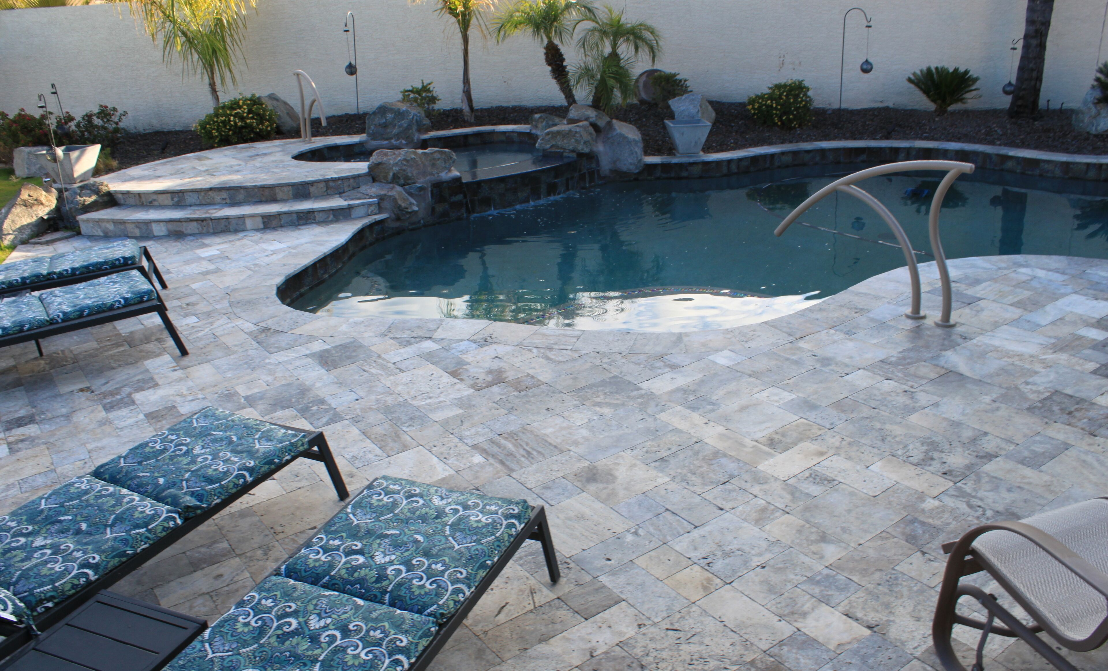 Utendørsbasseng og et oppvarmet basseng