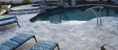 Alberca al aire libre y alberca climatizada