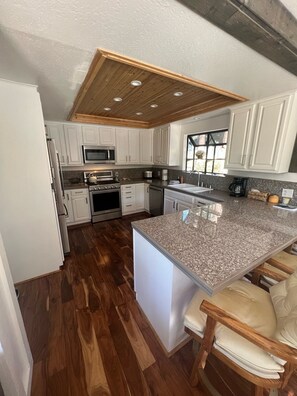 Mikrobølgeovn, ovn, kokeplater og oppvaskmaskin