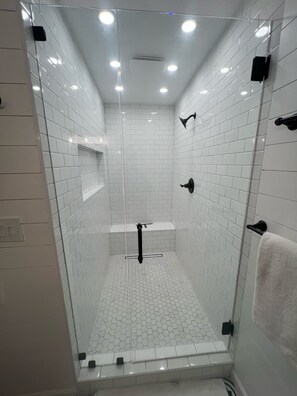 Regadera, toallas, papel de baño 