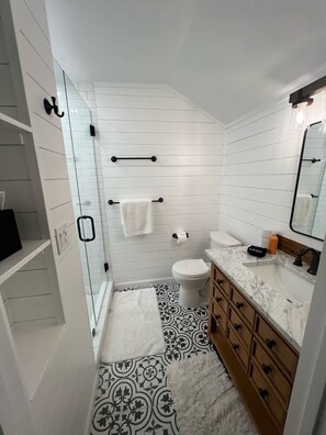 Dusch, handdukar och toalettpapper