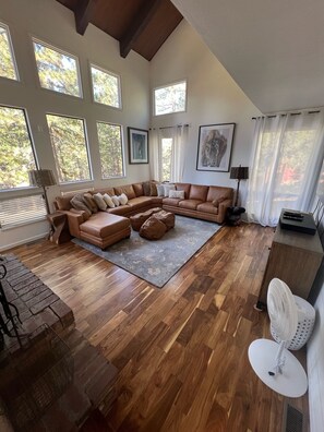 Smart TV y chimenea 
