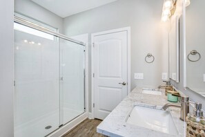 Combined shower/bathtub, hair dryer, towels, shampoo - New Build w/4 Beach Cruisers | Pet Friendly w/Fenced Yard & Fire Table |Playground |Minutes to Beach (Pensacola)