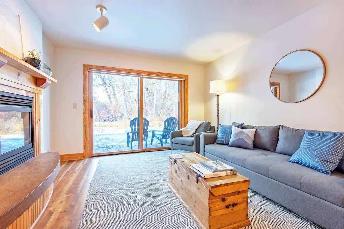 TV, fireplace, offices