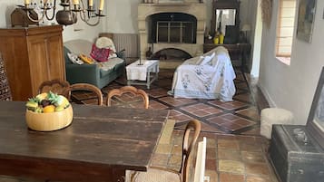 Cheminée, livres, imprimantes