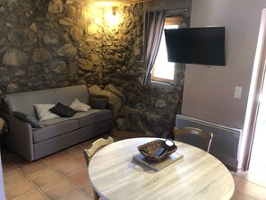 TV, table football - LE CABRENC (Serralongue)