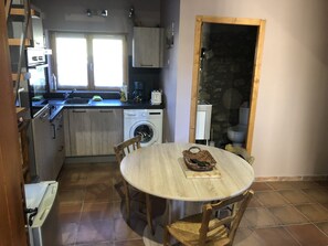 Fridge, microwave, oven, stovetop - LE CABRENC (Serralongue)