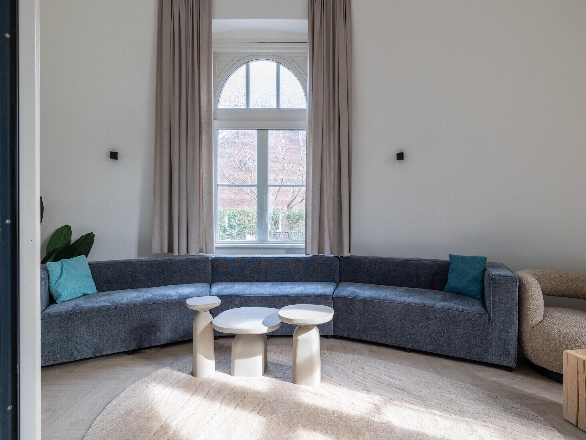 Een televisie, een open haard en videogames