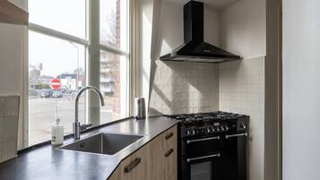 Een koelkast, een magnetron, een oven, een vaatwasser