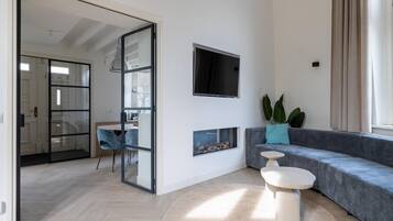 Een televisie, een open haard en videogames