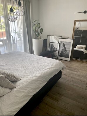 1 bedroom, desk, WiFi