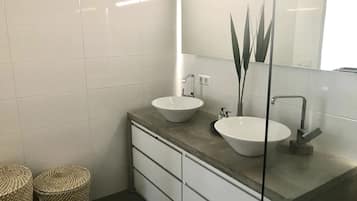Ducha, toallas, jabón y papel higiénico