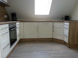 Køleskab, ovn, opvaskemaskine, kaffe-/temaskine