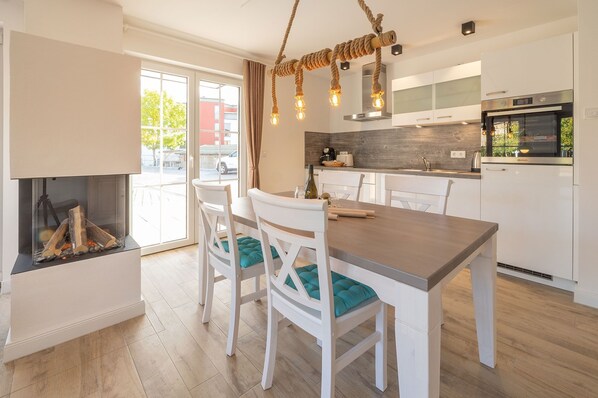 Réfrigérateur, four, lave-vaisselle, cafetière/bouilloire