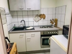 KĂŒhlschrank, Mikrowelle, Ofen, Wasserkocher mit Kaffee-/Teezubehör