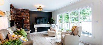 3 Bedroom Lakefront less than 1 hr from Halifax with Hot Tub, WIFI and AC