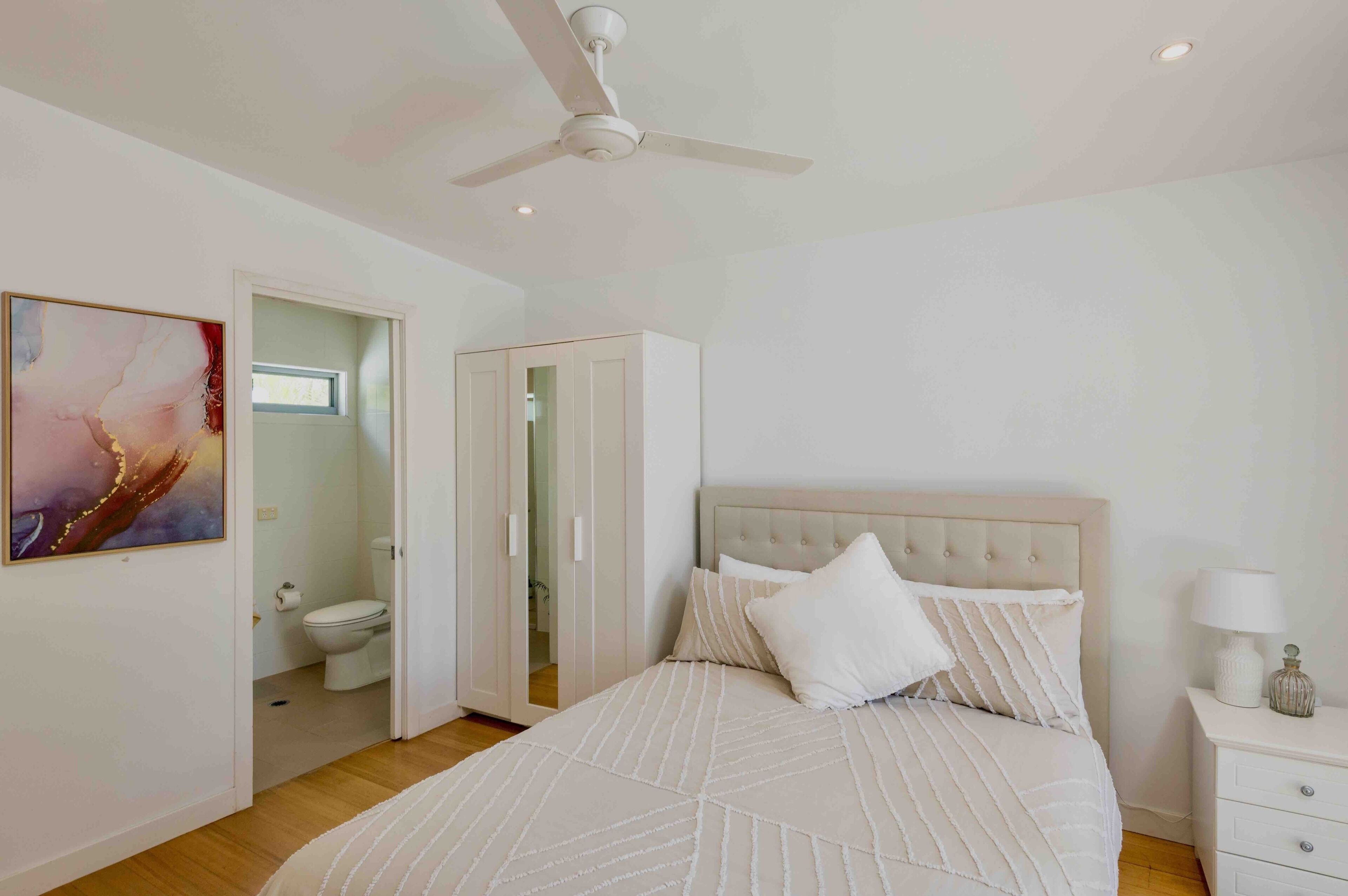 Large Tugun Modern House minutes to the beach — image 23