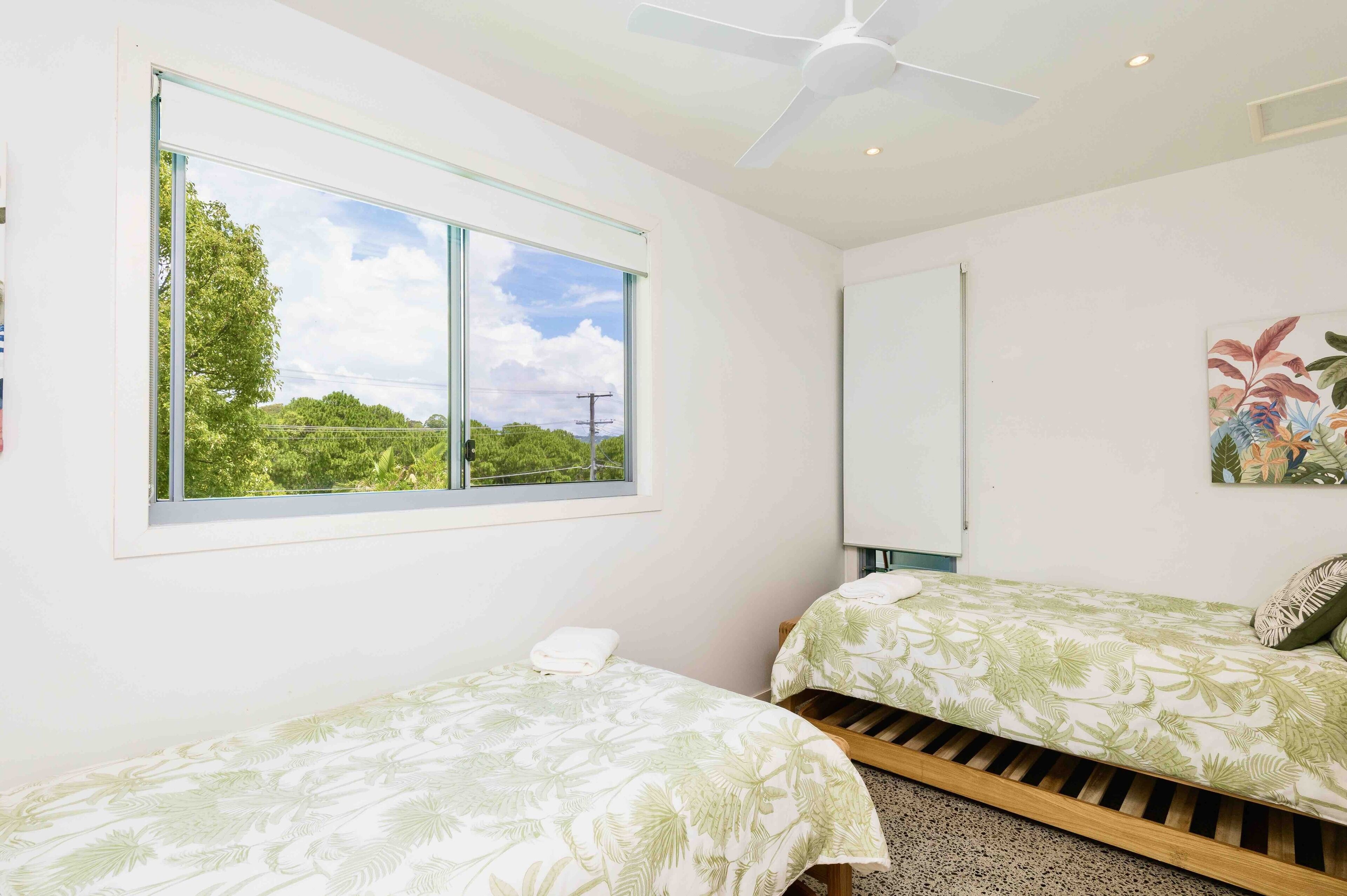 Large Tugun Modern House minutes to the beach — image 25