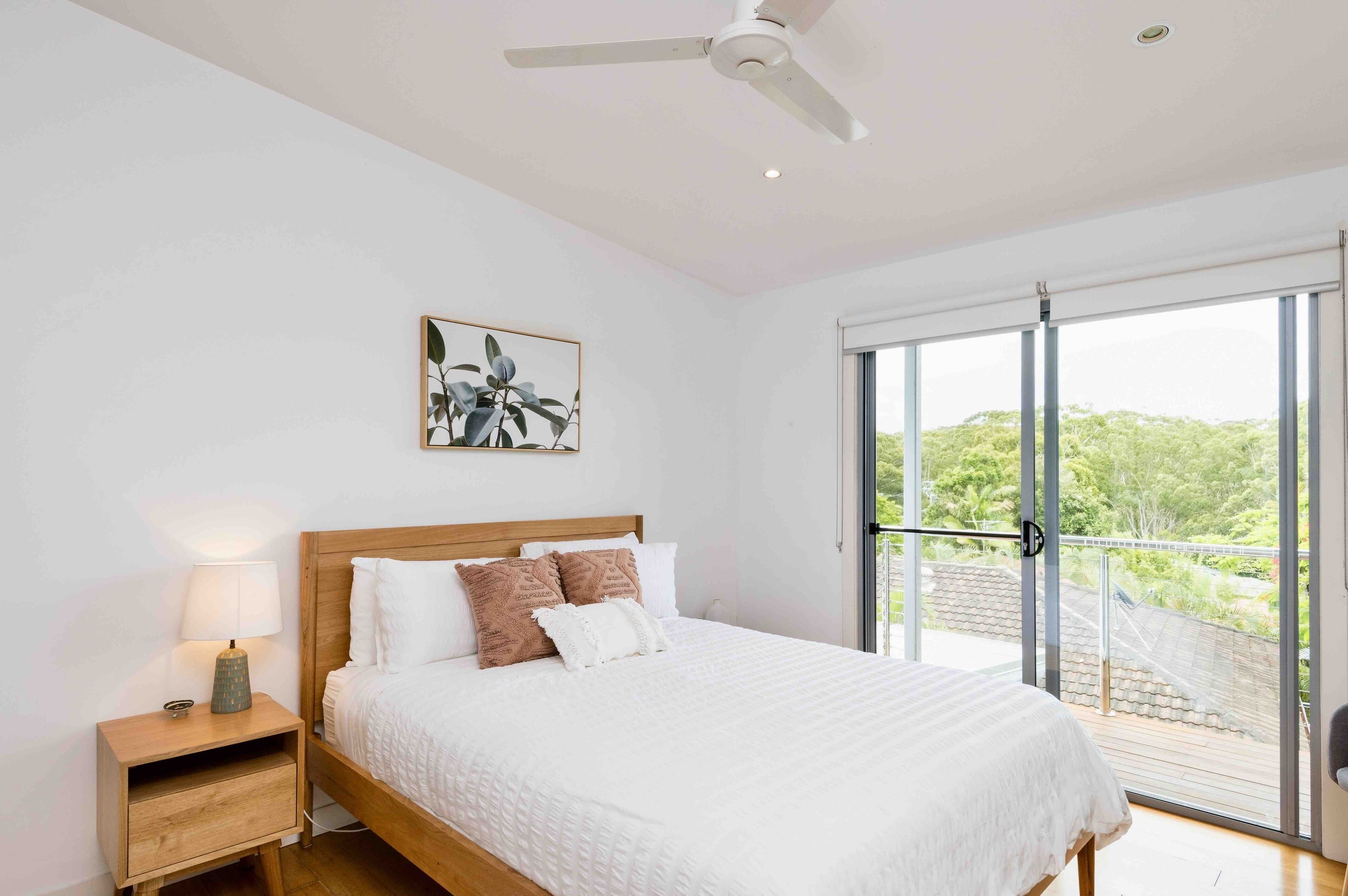 Large Tugun Modern House minutes to the beach — image 17